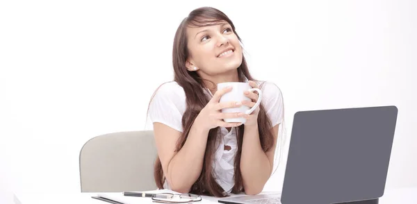 Mujer joven con taza de té sentado en el lugar de trabajo —  Fotos de Stock