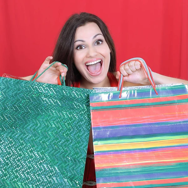 Piękna kobieta z torby na zakupy świąteczne zakupy. — Zdjęcie stockowe