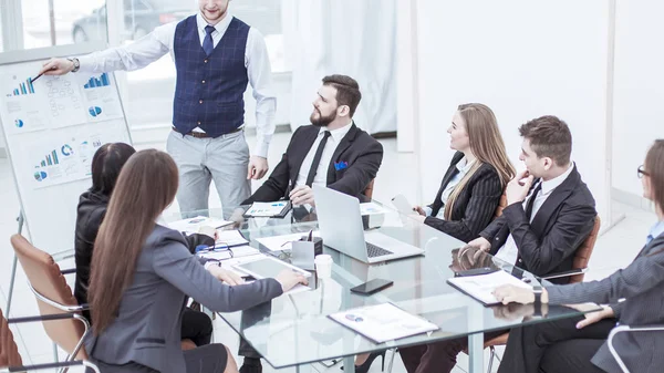 Equipo empresarial discutiendo la presentación de un nuevo proyecto financiero en un lugar de trabajo en la oficina —  Fotos de Stock