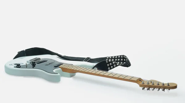 Zbliżenie z miękkiej tkaniny i czarno-białe guitar.isolated elektryczne na biały background.photo z miejsca kopii — Zdjęcie stockowe