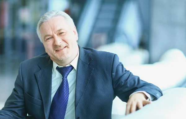 Portrait of a Mature businessman on background of office.photo with copy space — Stock Photo, Image