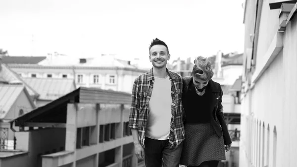 レトロなスタイルで白黒写真: 通りを歩いて若いカップルを愛する — ストック写真