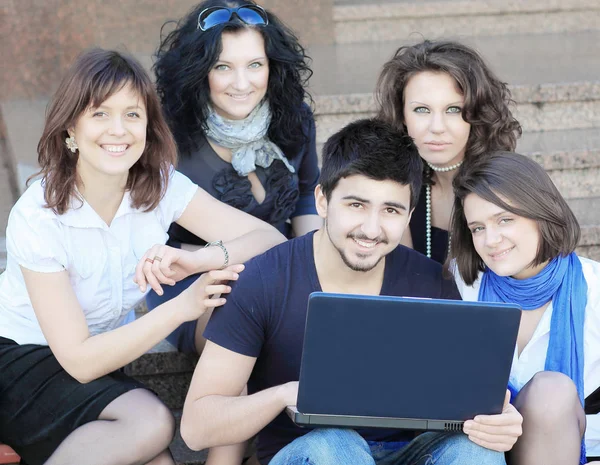 Група друзів студентів з ноутбуком — стокове фото