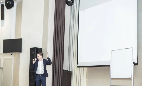 Palestrante conduz os negócios da conferência na moderna sala de conferências — Fotografia de Stock