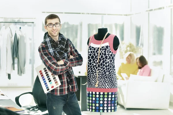 Designer moderno seleciona cores para uma nova coleção de roupas — Fotografia de Stock