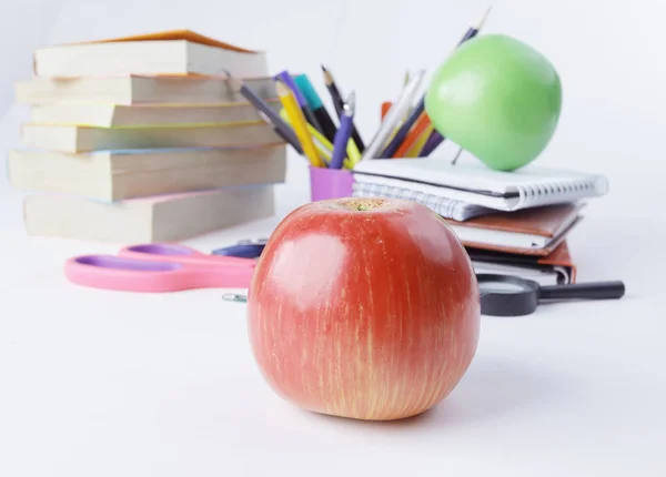 Manzana roja en el fondo de los útiles escolares .concept de la educación —  Fotos de Stock