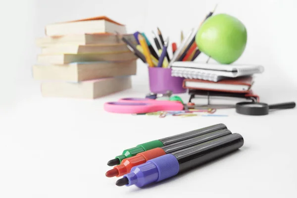 Χρωματιστούς μαρκαδόρους και σχολικά είδη σε ένα λευκό φόντο .concept εκπαίδευσης — Φωτογραφία Αρχείου