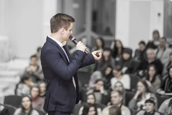 Framgångsrik affärsman rymmer business konferensen för press — Stockfoto