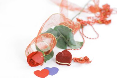 gül ve yüzük bir Sevgililer günü kartı .photo ile üzerinde olan bir kutu