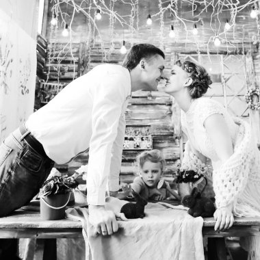 Güzel bir oturma odasında birbirine sataşan sevgili bir çift.