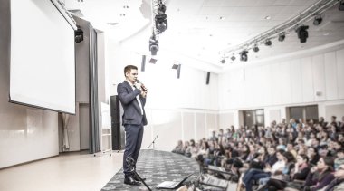 hoparlör Girişimciler ve gazetecilerin önünde bir iş toplantısında konuşuyor