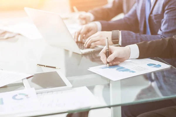 Equipo de negocios discutiendo un nuevo plan financiero de la empresa en el lugar de trabajo — Foto de Stock