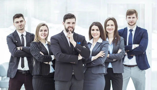 Konzept des Unternehmenserfolgs: ein solides Business-Team, das nebeneinander steht und die Arme vor sich verschränkt — Stockfoto