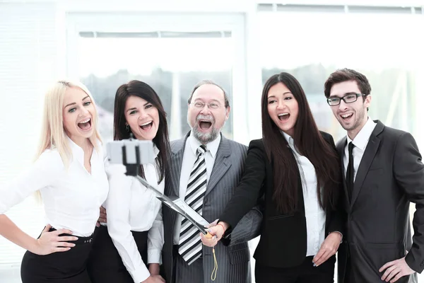 Jefe y equipo de negocios amigable tomando selfie . — Foto de Stock