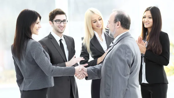 Negocios apretón de manos y el concepto de gente de negocios. Dos hombres dándose la mano . — Foto de Stock