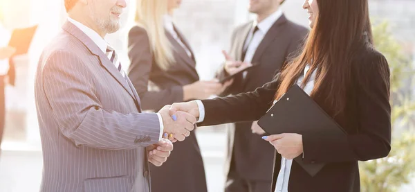Ассистент встречает бизнесмена с рукопожатием. встречи и партнерство — стоковое фото