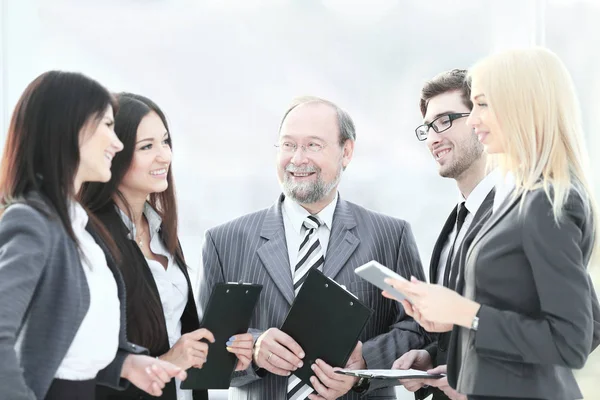 Närbild.ett affärsteam stående talar på kontoret — Stockfoto