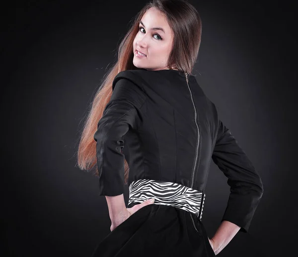 Retrato de mujer joven con estilo en vestido negro — Foto de Stock