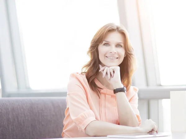 Retrato de la mujer de negocios exitosa en el trabajo Escritorio en la oficina espaciosa . —  Fotos de Stock