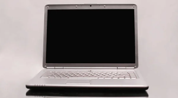 Portátil con pantalla en blanco sobre fondo gris —  Fotos de Stock