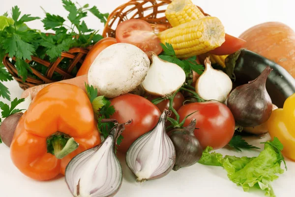 Close-up. een heleboel verschillende verse vegetables.isolated op een wit — Stockfoto