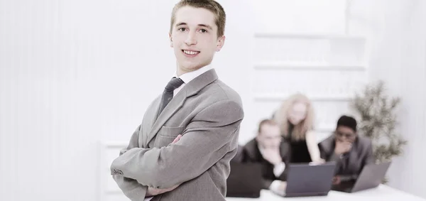 Porträt eines jungen Berufstätigen vor dem Hintergrund des Offic — Stockfoto