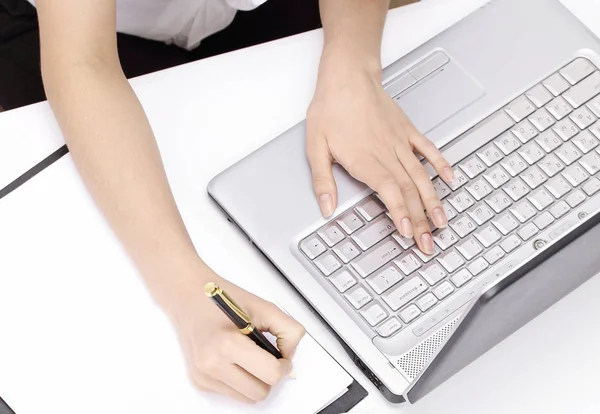 Jovem assistente com papelada no escritório . — Fotografia de Stock