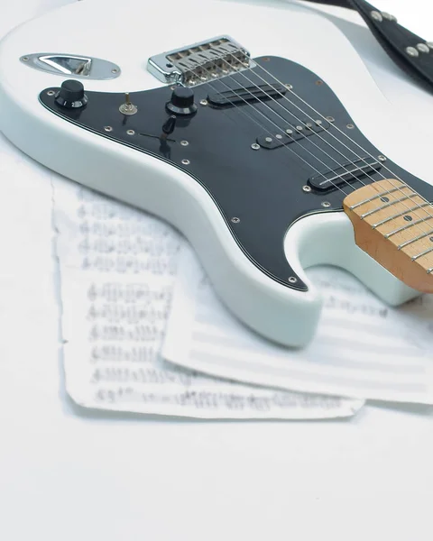 Detailní .sheet hudba a kytara na bílém pozadí. Fotografie s kopií prostor — Stock fotografie