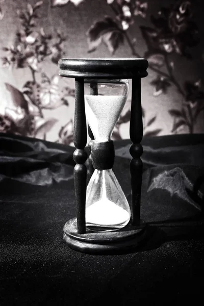 Closeup.Hourglass με λευκή άμμο σε ένα ξύλινο τραπέζι — Φωτογραφία Αρχείου