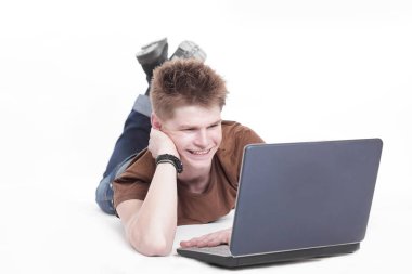 portre. modern adam yerde yatarken laptop çalışma.