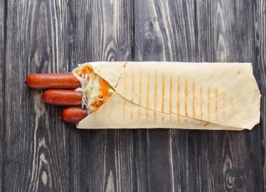 Alman sosisleri Pide üzerinde kopya alanı ile karanlık bir ahşap background.photo