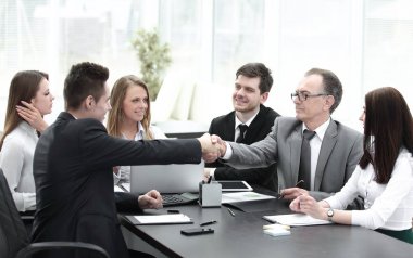 Başarılı bir işlem ardından el sıkışan iş ortakları