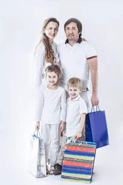 Glückliche Familie mit Shopping.photo auf weißem Hintergrund. — Stockfoto