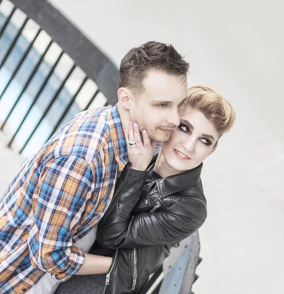 Concepto de felicidad: encantadora pareja abrazándose, de pie en la terraza —  Fotos de Stock