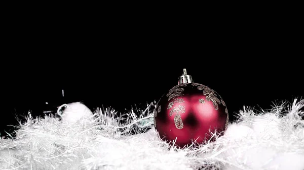 Красива червона різдвяна кулька на чорному фоні . — стокове фото