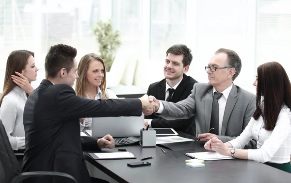 Zakenpartners schudden handen na een geslaagde transactie — Stockfoto