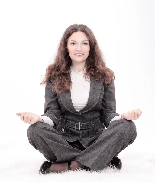 Επιτυχημένη γυναίκα των επιχειρήσεων διαλογισμό κάθεται στο πάτωμα — Φωτογραφία Αρχείου