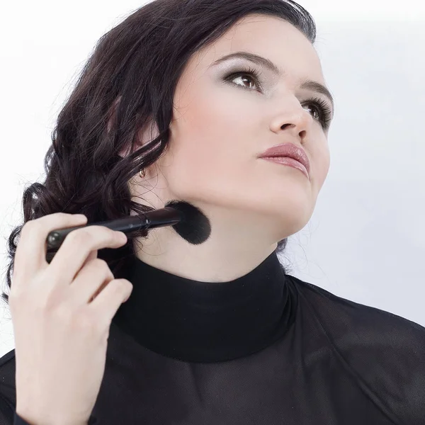 Elegante giovane donna con pennello per il trucco — Foto Stock