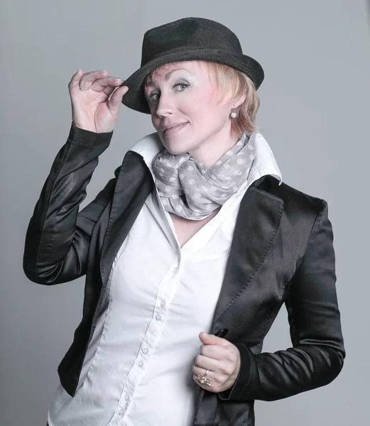 Porträtt av en skandalös kvinna i en svart hatt — Stockfoto