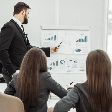 yeni bir mali proje üzerinde bir işyeri ofis tanıtımı