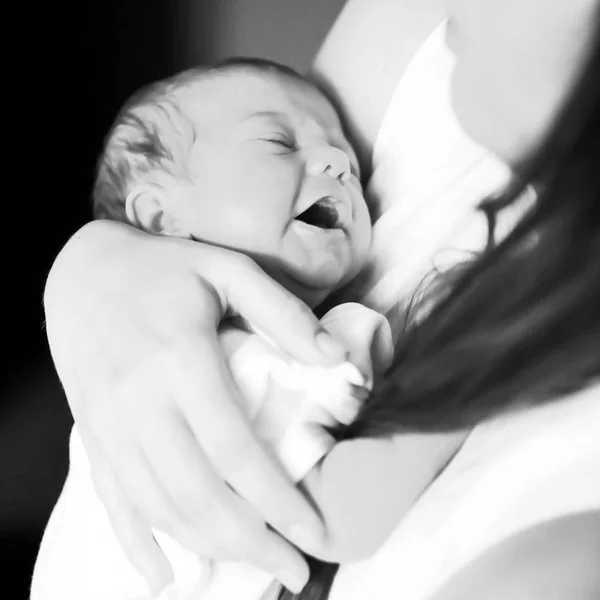 Concetto di materno - bimbo neonato su mani a mamma — Foto Stock