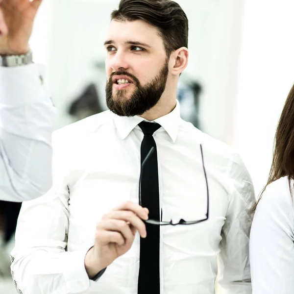 Retrato de empresario exitoso con gafas en la mano en el lugar de trabajo en la oficina — Foto de Stock