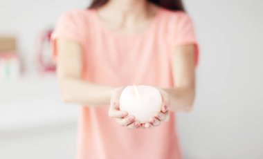 up.a yakın güzel genç kadın yanan muma genişletir