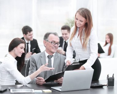 iş takım finansal veriler başkanı ile tartışıyor.