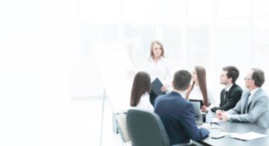 iş kadını iş arkadaşları için bir sunum yapma