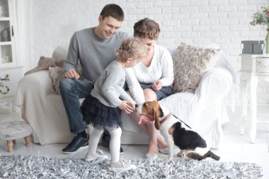 mutlu anne köpek besleyen kızları seyir