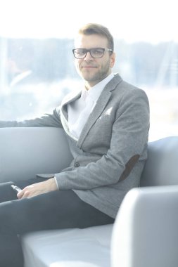 up.Pensive işadamı e-sigara dinlenme odasında oturma ile yakın
