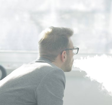 up.businessman bir sigara ile bir kahve molası sırasında kapatın.