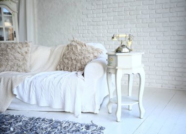 vintage telefon ile retro tarzı şık oturma odasında