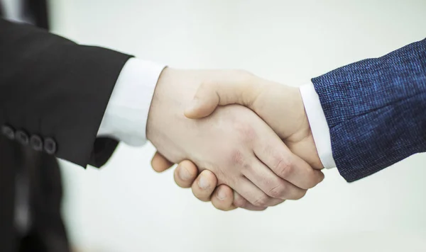 Begreppet ett pålitligt partnerskap: ett handslag av affärspartners — Stockfoto